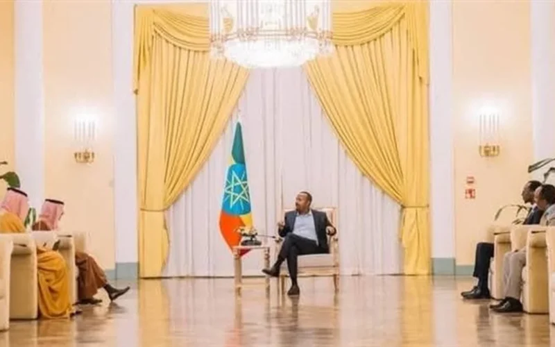 تفاعل واسع.. لقطة جلوس آبي أحمد أمام وزير الخارجية السعودي تثير الجدل وتصدر المنصات